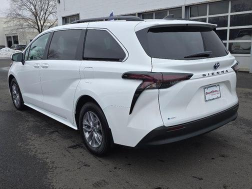 2025 Toyota Sienna LE
