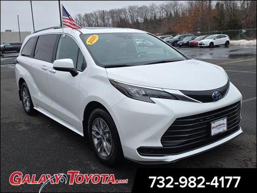 2025 Toyota Sienna LE