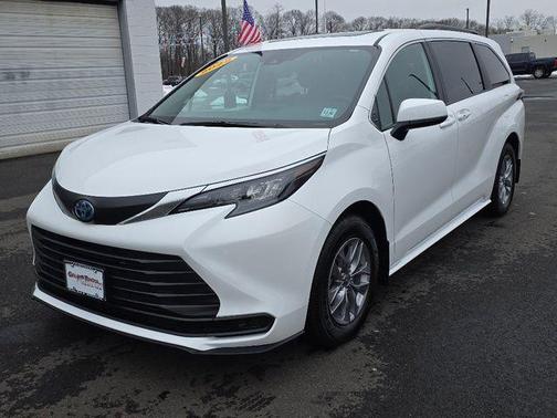 2025 Toyota Sienna LE