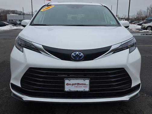 2025 Toyota Sienna LE