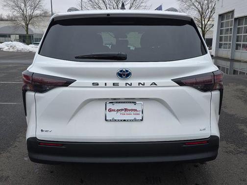 2025 Toyota Sienna LE