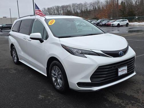 2025 Toyota Sienna LE