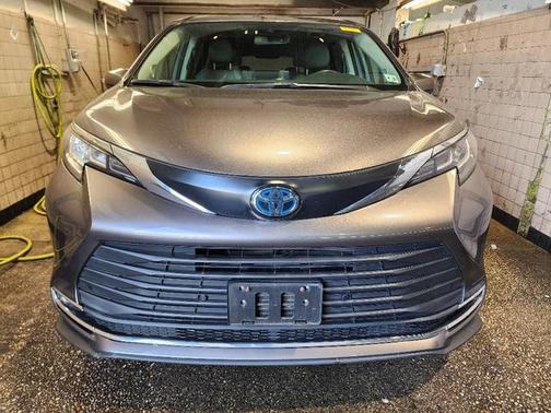 2022 Toyota Sienna XLE 7 Passenger