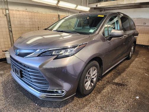 2022 Toyota Sienna XLE 7 Passenger