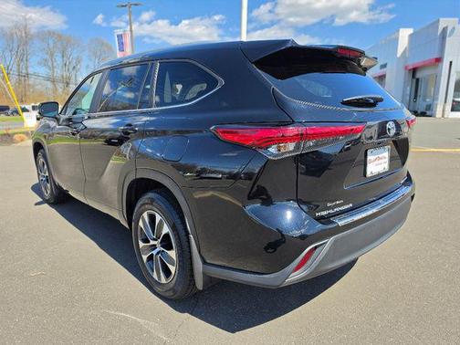 Midnight Black Metallic 2023 Toyota Highlander XLE