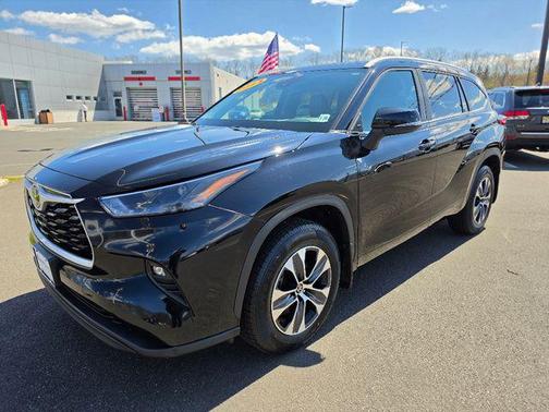 Midnight Black Metallic 2023 Toyota Highlander XLE