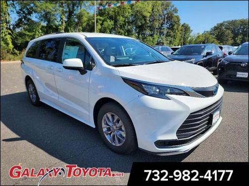 2025 Toyota Sienna LE