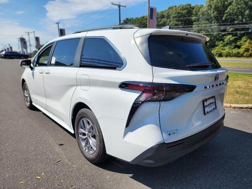 2025 Toyota Sienna LE