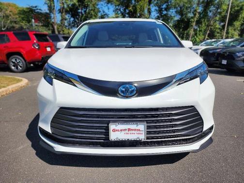 2025 Toyota Sienna LE