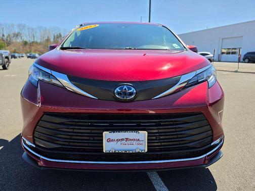 Ruby Flare Pearl 2023 Toyota Sienna XLE