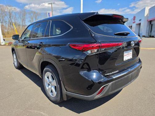 Midnight Black Metallic 2022 Toyota Highlander LE