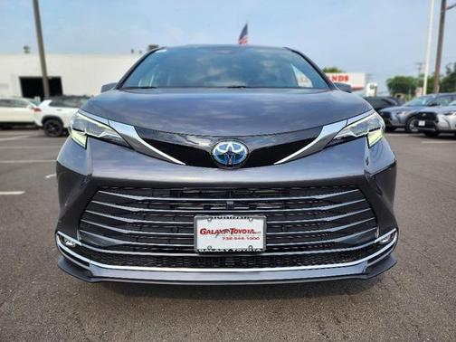 2025 Toyota Sienna Platinum 7 Passenger