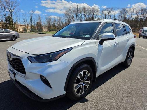 Wind Chill Pearl 2023 Toyota Highlander XLE