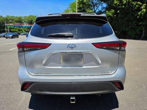 Celestial Silver Metallic 2021 Toyota Highlander XLE