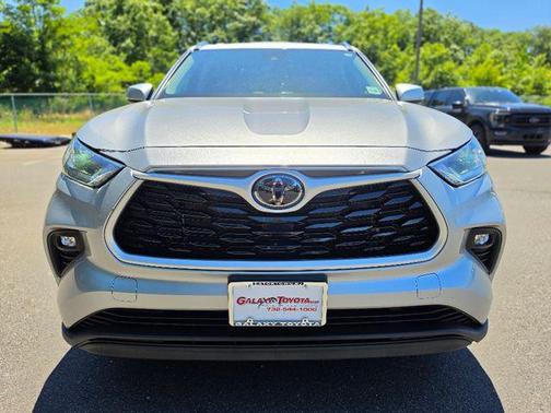 Celestial Silver Metallic 2021 Toyota Highlander XLE