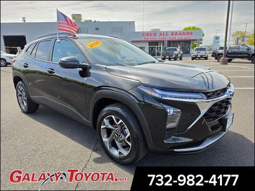 Mosaic Black Metallic 2025 Chevrolet Trax LT