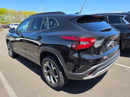 Mosaic Black Metallic 2025 Chevrolet Trax LT