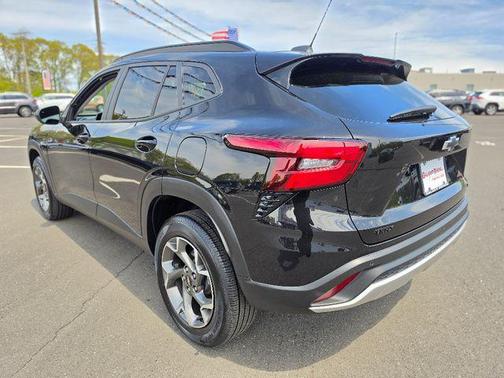 Mosaic Black Metallic 2025 Chevrolet Trax LT