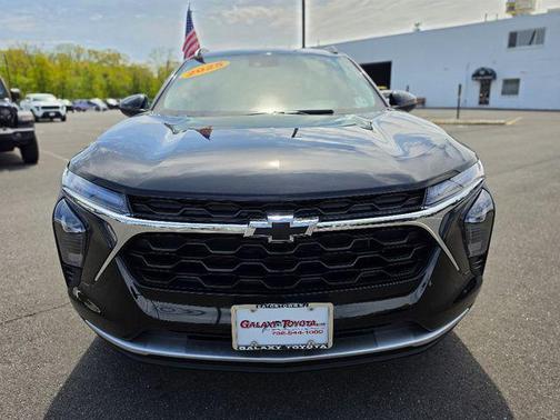 Mosaic Black Metallic 2025 Chevrolet Trax LT