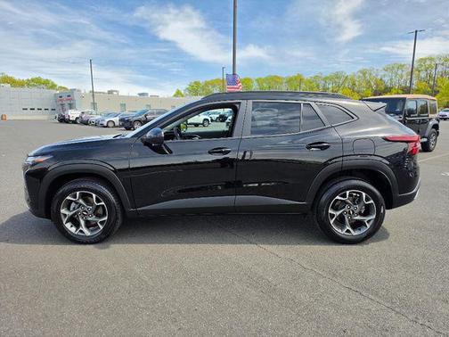Mosaic Black Metallic 2025 Chevrolet Trax LT