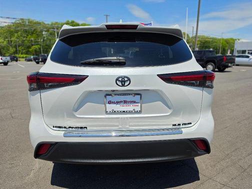 Wind Chill Pearl 2024 Toyota Highlander XLE