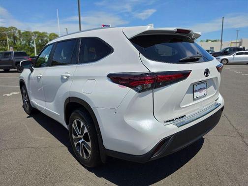Wind Chill Pearl 2024 Toyota Highlander XLE
