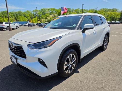 Wind Chill Pearl 2024 Toyota Highlander XLE