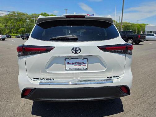 Wind Chill Pearl 2024 Toyota Highlander XLE