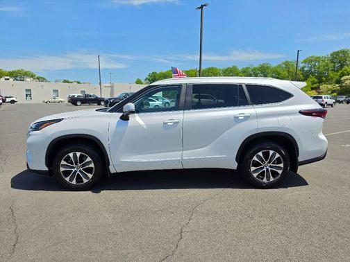 Wind Chill Pearl 2024 Toyota Highlander XLE