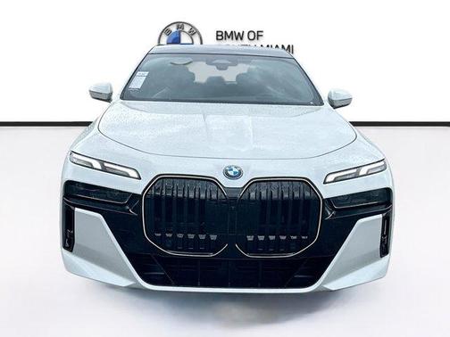 Mineral White Metallic 2026 BMW 750e xDrive