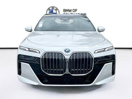 Mineral White Metallic 2026 BMW 750e xDrive