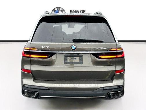 Manhattan Green Metallic 2026 BMW X7 xDrive40i