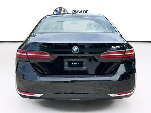 Black Sapphire Metallic 2024 BMW 530 i