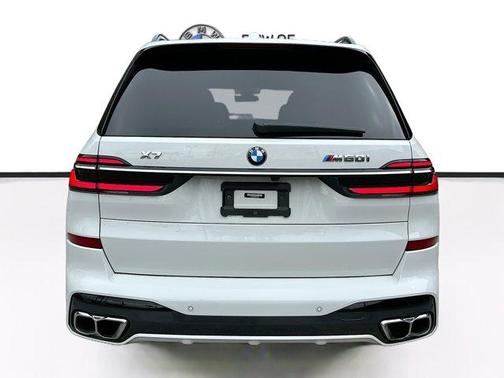 2023 BMW X7 M60i