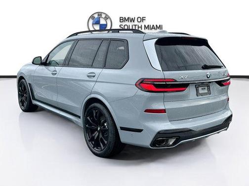 Gray Metallic 2026 BMW X7 xDrive40i