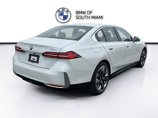 Mineral White Metallic 2026 BMW 530 i