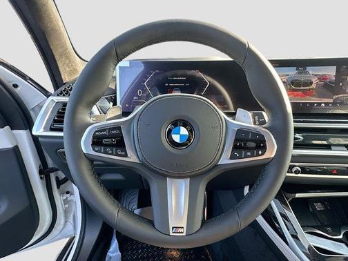Mineral White Metallic 2027 BMW X7 xDrive40i