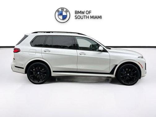 Mineral White Metallic 2024 BMW X7 xDrive40i