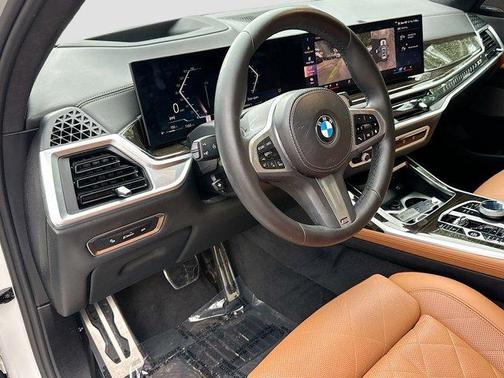 Mineral White Metallic 2024 BMW X7 xDrive40i