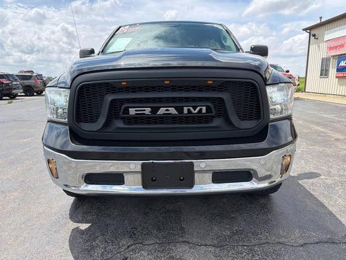 Brilliant Black Crystal Pearlcoat 2018 RAM 1500 Big Horn