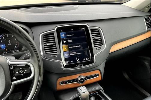 2022 Volvo XC90 T5 Momentum