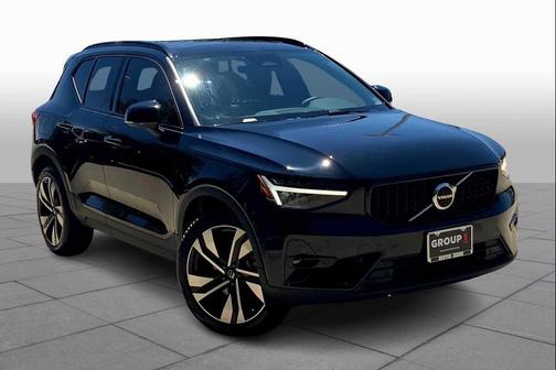 2023 Volvo XC40 B5 Plus Dark Theme