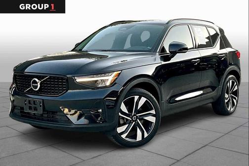 2023 Volvo XC40 B5 Plus Dark Theme