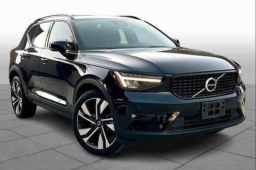 2023 Volvo XC40 B5 Plus Dark Theme