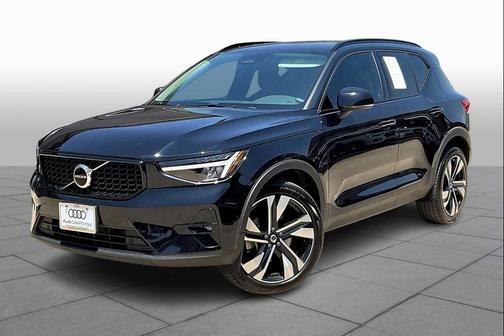 2023 Volvo XC40 B5 Plus Dark Theme