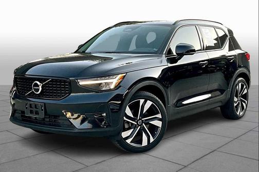 2023 Volvo XC40 B5 Plus Dark Theme