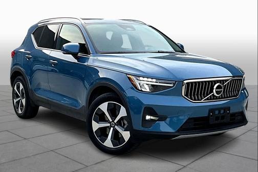 2023 Volvo XC40 B5 Plus Bright Theme