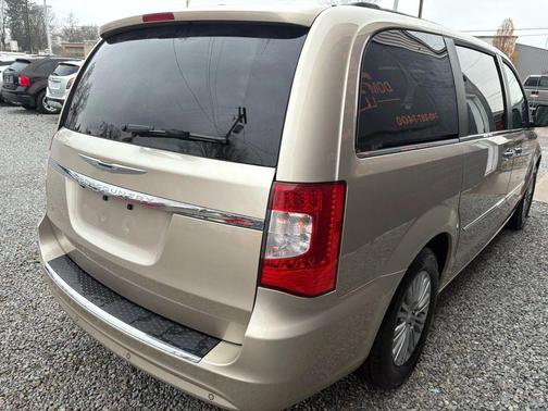 2016 Chrysler Town & Country Touring-L