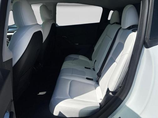 Pearl White Multi-Coat 2024 Tesla Model Y Performance