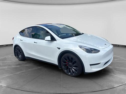Pearl White Multi-Coat 2024 Tesla Model Y Performance